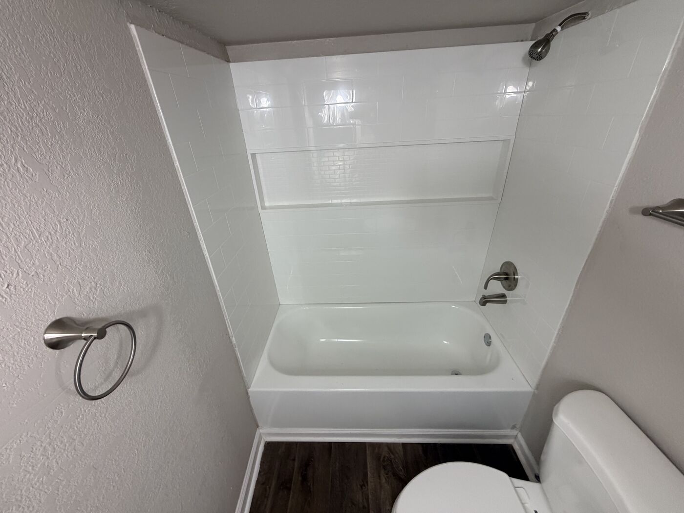 1-bedroom apartment bathroom tub and shower