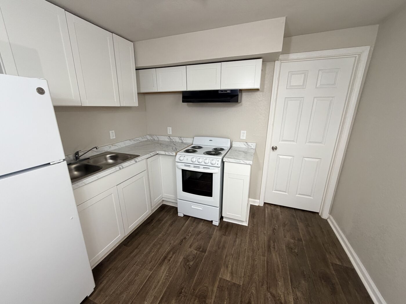 1-bedroom apartment kitchen cabinets and counter