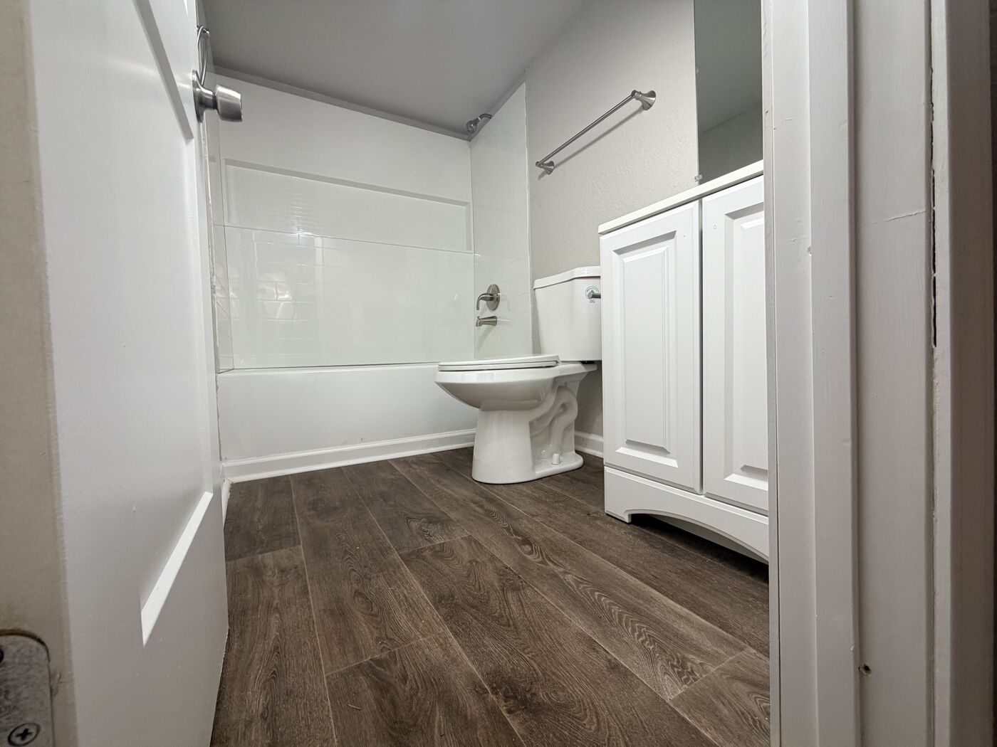 1-bedroom apartment bathroom
